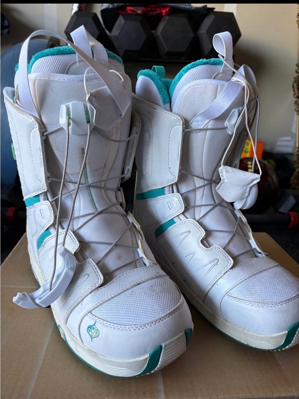 White and Teal Women's Snowboard Boots - Salomon Ski Boots Sze 10